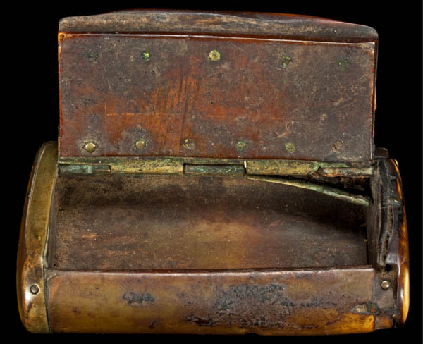 Bovine horn snuff box