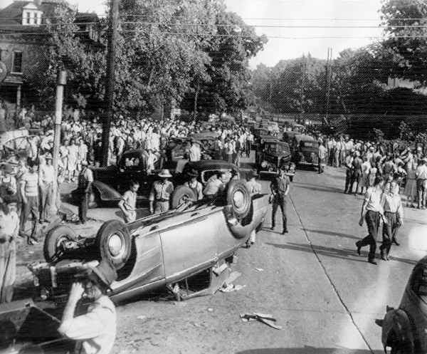 Crowd gathered at jail in Athens, Tennessee, 1946