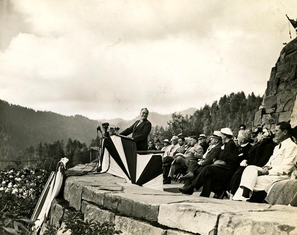 FDR giving speech